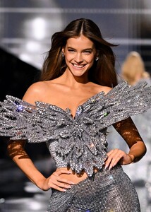 Barbara Palvin Victoria' Secret Fashion Show New York_October 15, 2025 (31).jpg