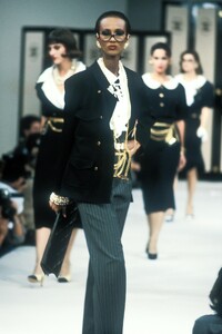 Chanel 1982 Women RTW 28.jpg