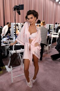  Emily Ratajkowski_ Victoria Secret  Show 2025_N.Y_ 15-10-2025 (1).jpg