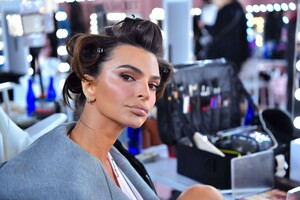  Emily Ratajkowski_ Victoria Secret  Show 2025_N.Y_ 15-10-2025 (11).jpg