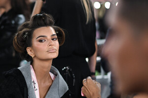  Emily Ratajkowski_ Victoria Secret  Show 2025_N.Y_ 15-10-2025 (12).jpg