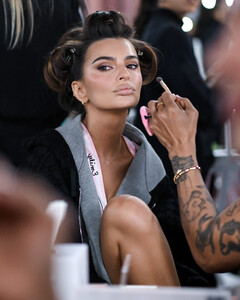  Emily Ratajkowski_ Victoria Secret  Show 2025_N.Y_ 15-10-2025 (13).jpg