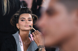  Emily Ratajkowski_ Victoria Secret  Show 2025_N.Y_ 15-10-2025 (15).jpg