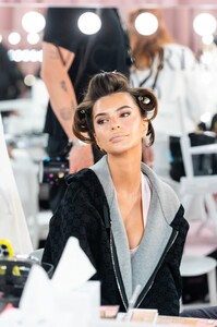  Emily Ratajkowski_ Victoria Secret  Show 2025_N.Y_ 15-10-2025 (16).jpg