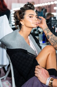  Emily Ratajkowski_ Victoria Secret  Show 2025_N.Y_ 15-10-2025 (17).jpg