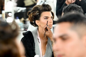  Emily Ratajkowski_ Victoria Secret  Show 2025_N.Y_ 15-10-2025 (19).jpg