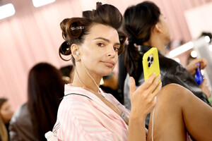  Emily Ratajkowski_ Victoria Secret  Show 2025_N.Y_ 15-10-2025 (24).jpg