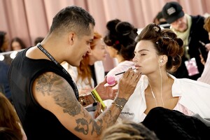  Emily Ratajkowski_ Victoria Secret  Show 2025_N.Y_ 15-10-2025 (26).jpg