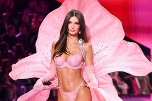  Emily Ratajkowski_ Victoria Secret  Show 2025_N.Y_ 15-10-2025 (37).jpg