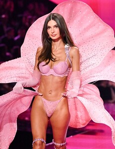  Emily Ratajkowski_ Victoria Secret  Show 2025_N.Y_ 15-10-2025 (38).jpg