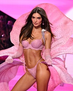  Emily Ratajkowski_ Victoria Secret  Show 2025_N.Y_ 15-10-2025 (41).jpg