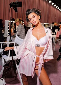  Emily Ratajkowski_ Victoria Secret  Show 2025_N.Y_ 15-10-2025 (5).jpg
