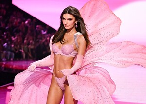  Emily Ratajkowski_ Victoria Secret  Show 2025_N.Y_ 15-10-2025 (54).jpg