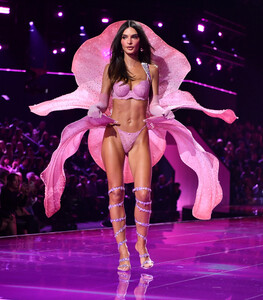  Emily Ratajkowski_ Victoria Secret  Show 2025_N.Y_ 15-10-2025 (57).jpg