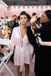  Emily Ratajkowski_ Victoria Secret  Show 2025_N.Y_ 15-10-2025 (6).jpg