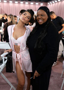  Emily Ratajkowski_ Victoria Secret  Show 2025_N.Y_ 15-10-2025 (7).jpg