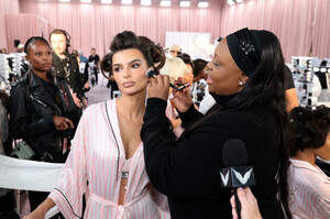  Emily Ratajkowski_ Victoria Secret  Show 2025_N.Y_ 15-10-2025 (8).jpg