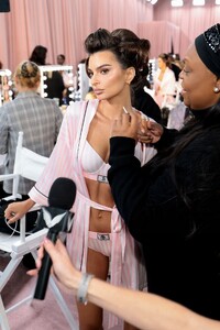  Emily Ratajkowski_ Victoria Secret  Show 2025_N.Y_ 15-10-2025 (9).jpg