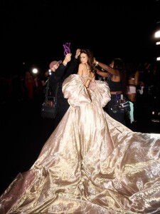 For one night we can all forget about everything and live in this dream of wings and glitter and gorgeousness together. This was my 12th show for _victoria_3.jpg