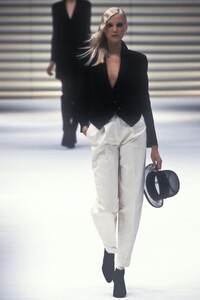 Gianfranco Ferre 1994 Women RTW 41.jpg