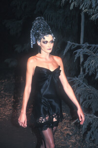 Givenchy 1996 Haute Couture 52.jpg