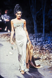 Givenchy 1996 Haute Couture 69.jpg