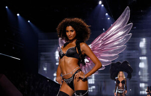 Imaan_Hammam (25).jpg