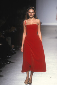 Isaac Mizrahi 1998 Women RTW 54.jpg