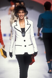 Karl Lagerfeld 1991 Women RTW 23.jpg