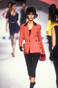 Karl Lagerfeld 1991 Women RTW 43.jpg