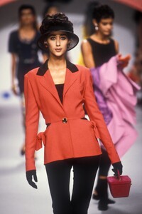 Karl Lagerfeld 1991 Women RTW 44.jpg
