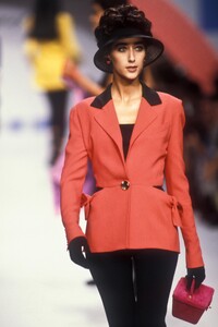 Karl Lagerfeld 1991 Women RTW 45.jpg