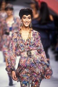 Karl Lagerfeld 1991 Women RTW 56.jpg