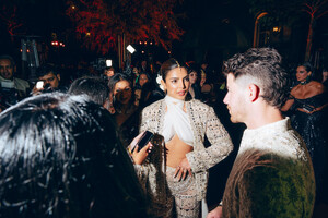 Priyanka_Chopra_attends_the_All_That_Glitters_Diwali_Ball_2025_at_Lotte_New_York_Palace_on_October_112C_2025_in_New_York_City2121__281529.jpg
