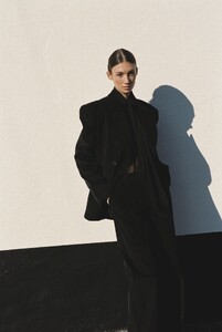 RAERE-by-Lorena-Rae_ABOUT-YOU_AW25_Pre-Fall_Campaign_19.jpg