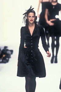 StephanieSeymour_ChanelHCFW1994_01.jpg