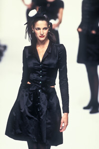 StephanieSeymour_ChanelHCFW1994_02.jpg