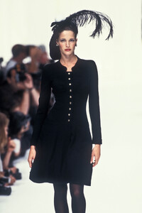 StephanieSeymour_ChanelHCFW1994_07.jpg