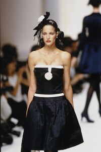 StephanieSeymour_ChanelHCFW1994_08.jpg