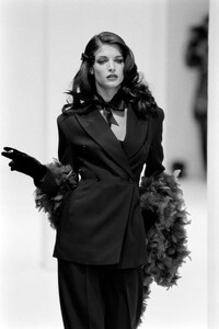 StephanieSeymour_DolceGabbanaFW1992_06.jpg