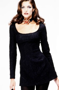 StephanieSeymour_DolceGabbanaFW1992_22.jpg