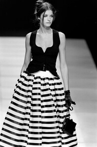 StephanieSeymour_GiorgioArmaniFW1992_23.jpg