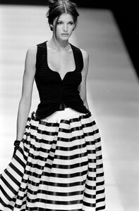 StephanieSeymour_GiorgioArmaniFW1992_24.jpg