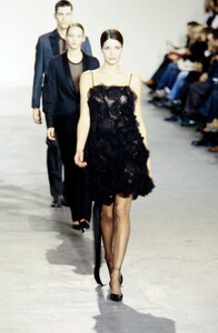StephanieSeymour_HelmutLangFW2000_10.jpg