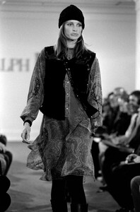 StephanieSeymour_RalphLaurenFW1993_09.jpg