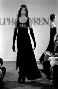 StephanieSeymour_RalphLaurenFW1993_17.jpg