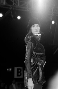 StephanieSeymour_RalphLaurenFW1994_01.jpg