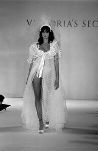 StephanieSeymour_Victoria'sSecret1996_19.jpg