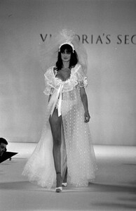 StephanieSeymour_Victoria'sSecret1996_20.jpg