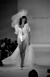 StephanieSeymour_Victoria'sSecret1996_23.jpg